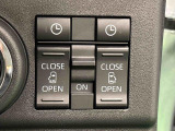 両側パワースライドドアウェルカムオープン機能 降車時にスイッチで予約しておけば、乗車時に電子カードキーを持ってクルマに近づくだけでパワースライドドアが自動でオープン♪