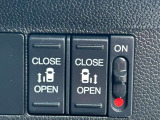 両側電動スライドドアが装備されています!荷物で手が塞がるなど簡単にドアの開閉が出来ます!何より力いらずで開閉OK!電動機能はOFFにもできますから元気なお子様の駆け出しも安心!