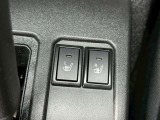 運転席と助手席にはホットウォーマーが装着されています。