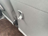 収納付き買い物フックが運転席シート後ろ、助手席よりに付いています。