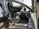 運転席のシートの高さを調節できるシートリフター機能が備わっています。身長の低い女性や広い視野を確保したい場合に役立ちます!