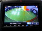 バックカメラの画像です。ガイドラインがスムースな車庫入れをサポートいたします。車庫入れの安心感がアップしますね。
