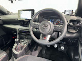 ドライバーファーストのコクピットを実現するために、スペースやレイアウトの工夫を施すことで、運転に集中しやすく、走りを存分に楽しめる設計になっています。