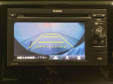 ギヤをR(バック)に入れるとディスプレイオーディオの画面に後ろの映像が映るリアカメラ付です。後退時、コンディションが悪い視界でもカラーバックモニターがドライバーをサポートします。