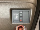 左側電動スライドドアは運転席からでも操作ができるように、ハンドル付近に開閉の操作スイッチが付いています。