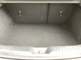 ラゲッジルーム内の凹凸をなくす事でスッキリした広がりを造りだし、荷物がスムーズに出し入れできる気持ちよさ、使い易さを実現!