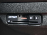 【ETC2.0】有料道路の料金所をスムーズに通過できるのはもちろん、渋滞回避や安全運転もサポートする次世代型ETC車載器。リアルタイムで情報を入手し、音声でご案内します。