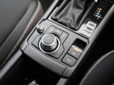 マツダコネクトを操作するコマンダーコントロールです。運転中に自然と手の触れる位置に配置されています。