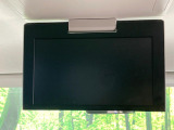 【フリップダウンモニター】大画面モニターで後席でもエンタメをお楽しみいただけます。小さなお子様にも大人気の装備です♪