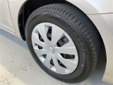 タイヤサイズは175/65R15!残り溝は5ミリ程度です!ホイールキャップが退色しております。(右フロントタイヤ)