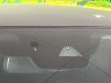 【スマートシティブレーキサポート】低速走行中に前方の車両等を認識し、衝突しそうな時は警報とブレーキで衝突回避と被害軽減をアシスト。より安全にドライブをお楽しみいただけます。