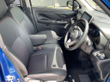 運転席まわりです。実際に座ってみて、乗り心地を体験してみてください,視界も良好です。