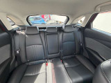 大切な友人を招きたくなる、落ち着きのある快適な後部座席です。A calm and cozy rear seat perfect for your friends.