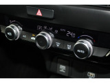 フルオートエアコンを装備。車内の温度設定だけでなくPM2.5にも対応した高性能集塵フィルターも装備しており車内はいつも快適空間♪