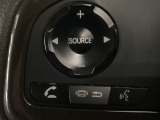 ステアリング左手側にオーディオ関連のコントロールスイッチを配置しています。操作時は視線を逸らすことなく運転に集中できます。