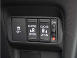 【両側電動スライドドア】ボタンを押すだけでスライドドアの開閉が可能。もちろんキーからの操作も可能。お子様を抱いている時・両手いっぱいの荷物を持ってる時など非常に役立ちます。