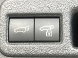 【パワーバックドア】スマートキーや運転席のボタンを押すだけでリアゲートが自動で開閉します!荷物を持っている時や、高い位置にあるバックドアを閉める際に便利な機能です♪