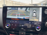 【パノラミックビューモニター】専用のカメラにより、上から見下ろしたような視点で360度クルマの周囲を確認することができます☆死角部分も確認しやすく、狭い場所での切り返しや駐車もスムーズに行えます。