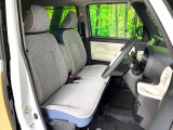 運転席まわりには十分なスペースがあり、大柄な方でもゆったり運転していただける環境です。