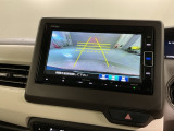 リバースギアに入れるだけで後方の表示へ切り替わります。夜間や雨の日の駐車も楽になりますよ。