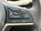 プロパイロットを装備☆アクセル、ブレーキをコントロー ルして前のクルマとの車間距離を保つ手助けをします。 白線を検知し、ハンドルをコントロールして直線道路、カーブにおいても運転支援してくれます!!