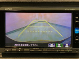 【バックカメラ】運転が苦手な方も車庫入れラクラクです!ギアをリバースに入れれば自動的に切り換わりますので、面倒な操作は不要です♪狭い駐車場もお車を傷つけず安心ですね!