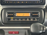 手の届きやすいところで簡単操作ができるオートエアコン。オールシーズンお好みの温度調節ができます。