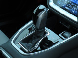 センターコンソール全体の画像です。装備も充実しており、扱いやすい設計になっております。パーキングブレーキにはスイッチ一つで作動・解除が可能な電動パーキングブレーキを採用しております。
