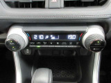 運転席と助手席で温度設定可能なデュアルモードオートエアコン装備。左右独立して自動で温度を調整して快適空間を保ちます。
