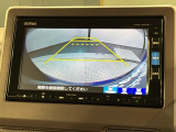 リバースギアに入れるだけで後方の表示へ切り替わります。夜間や雨の日の駐車も楽になりますよ。