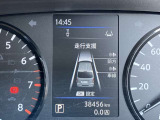 スピードメーター上に運転をサポートする様々な情報を表示してくれます。