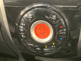 【オートエアコン】一度お好みの温度に設定すれば、車内の温度を検知し風量や温度を自動で調整。暑い&hellip;寒い&hellip;と何度もスイッチ操作をする必要はありません。快適な車内空間には必須の機能ですね♪