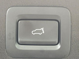 【パワーバックドア】スマートキーや運転席のボタンを押すだけでリアゲートが自動で開閉します!荷物を持っている時や、高い位置にあるバックドアを閉める際に便利な機能です♪