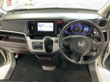 【前方視界】開放的な前方視界!運転がしやすく疲れにくいです♪窓が大きく、見通しがとっても良いおクルマですよ♪