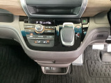 足元スッキリ、インパネシフトです。パーキングブレーキはフットブレーキタイプなので、運転席と助手席の間がスッキリしています。