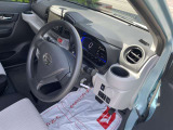 運転席側にも便利なドリンクホルダー付いています。