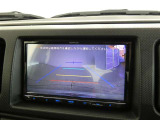 車庫入れの強い味方。後退時の死角をチェックするために便利です。