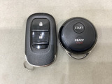 スマートキーを装備しています。鍵を差し込むことなくドアロックの開け閉めと、スタートボタン操作でのエンジンスタートができます。加えて、純正リモコンエンジンスターター用の操作キーもついています。