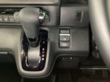 CVT車のセレクトレバーです。低速から高速まで、変速ショックのないスムーズな走りと、エンジン効率のよい領域を維持して燃費にも貢献します。サイドブレーキはスイッチ操作の電子制御パーキングブレーキです。