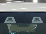 【衝突軽減装置】走行中に前方の車両等を認識し、衝突しそうな時は警報とブレーキで衝突回避と被害軽減をアシスト。より安全にドライブをお楽しみいただけます。