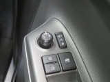 電動格納ミラー! スイッチひとつでミラーを畳めます。