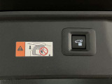 パワーバックドアは荷物の出し入れがしやすい優れものです!スイッチひとつで重いバックドアが締まります!日用品の大量買い出しにも大活躍します!