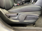 シートハイトアジャスターが付いているので運転姿勢を調整するのに便利ですね。身長に合ったシートポジションは安全運転や疲労軽減にもつながります。