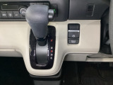 CVT車のセレクトレバーです。低速から高速まで、変速ショックのないスムーズな走りと、エンジン効率のよい領域を維持して燃費にも貢献します。サイドブレーキはスイッチ操作の電子制御パーキングブレーキです。