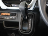 【シフトレバー】シフトもとても操作しやすいデザインになっております。運転する人の事を第一に考えた操作性の高い仕様です。
