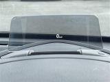 【ヘッドアップディスプレイ(HUD)】フロントウインドウガラスに走行情報を投影します。運転中の目線と重なるように表示されるので、少ない視線移動で速度が確認できるので、 ドライビングに集中できます!