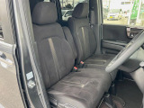運転席まわりには十分なスペースがあり、大柄な方でもゆったり運転していただける環境です。