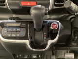 CVT車のセレクトレバーです。低速から高速まで、変速ショックのないスムーズな走りを実現するとともに、エンジン効率のよい領域を維持することで燃費にも貢献します。