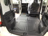 運転席以外のシートの背もたれを倒していただくと広大な空間ができます。車中泊やバイクのトランスポーターとしても使っていただけます。