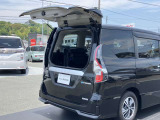 バックドアの約半分のスペースで荷物の出し入れが可能です。